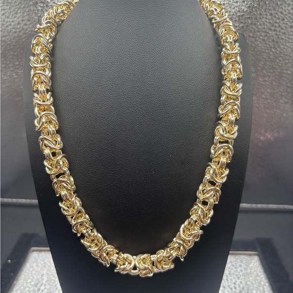 Elegant Gold Chain Necklace